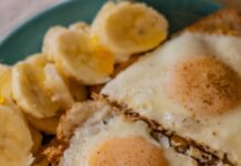 단백질과 탄수화물의 적절한 비율로 건강한 식단 구성하기 white and brown pastry on blue ceramic plate