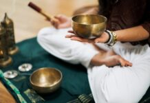 겨울철 스트레스 해소에 좋은 명상법 person in white dress shirt holding brown wooden chopsticks