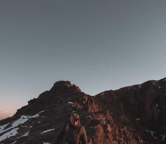 체중 감량을 위한 가을철 최적의 운동 방법 man in black jacket standing on brown rock formation during daytime
