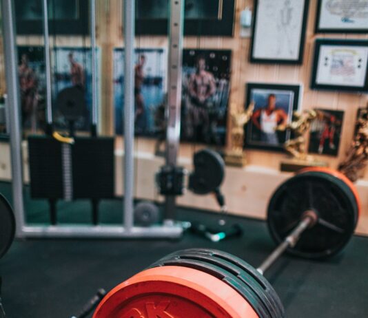 체력 증진을 위한 자연식과 운동의 과학적 연결 red and silver dumbbell on black surface