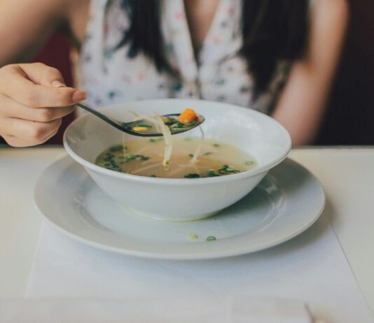 겨울철 수분 보충을 위한 음식 추천 white ceramic bowl