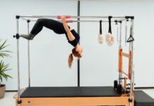 겨울철 필라테스로 유연성과 체력 키우기 a woman doing a handstand on a pivot machine