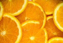 겨울철 면역력 높이는 생활 습관 sliced of tangerine fruits