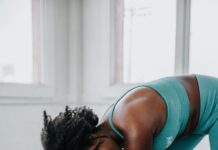 체중 감량과 건강한 신체 만들기의 시작 a woman is doing a yoga pose on the floor