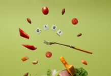 운동과 균형 잡힌 식단으로 신체 에너지 극대화하기 a piece of lettuce, carrots, tomatoes, and a fork are