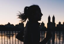 다이어트와 체력 증진 silhouette photo of woman running