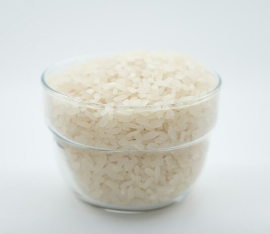 영양소 흡수를 높이는 운동 전후 식단 a glass bowl filled with rice on top of a white table