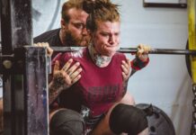 매일 5분 운동으로 건강을 지키는 법 woman carrying barbells