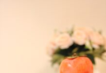 가을 다이어트, 운동의 힘으로 성과를 높이는 방법 a white plate topped with tomatoes next to a vase of flowers