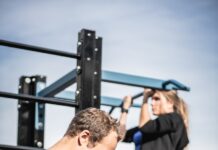 상쾌한 공기와 함께하는 다이어트 운동 루틴 man in black t-shirt and blue denim jeans holding black smartphone