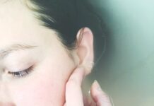 겨울철 피부 건강을 지키는 보습 관리법 woman soaked in water