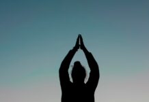 스트레스와 피로 해소를 돕는 겨울철 요가 silhouette of person performing yoga