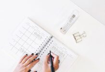 운동 루틴의 중요성과 초보자를 위한 간단한 계획 person holding ballpoint pen writing on white paper