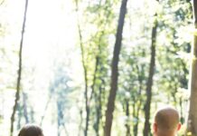 추운 계절, 가족과 함께하는 건강한 생활법 man and woman holding hands together with boy and girl looking at green trees during day
