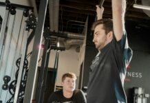 PT를 통해 배우는 올바른 자세, 부상 없이 강해지는 법 a man holding a barbell in a gym
