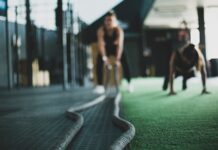 개인 맞춤형 PT, 건강과 병 예방을 동시에 잡는 전략 two person inside gym exercising