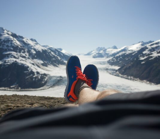 겨울철 체온 유지와 운동 효과 극대화하기 person sitting on ground