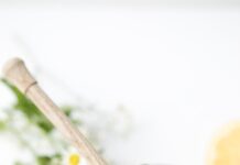 겨울철 감기 예방에 좋은 음식 TOP 5 honey in glass on tabel