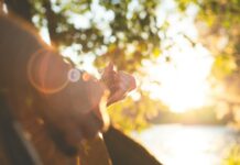 겨울 우울증 예방을 위한 생활 습관 person playing guitar