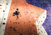 다이어트와 신체 균형을 잡는 열쇠 person wall climbing