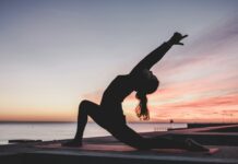 스트레스 완화에 도움을 주는 요가의 과학적 원리 silhouette photography of woman doing yoga