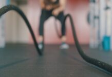 체지방 감량을 위한 고강도 인터벌 트레이닝 가이드 person holding black exercise rope