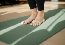 집에서 즐기는 겨울철 필라테스 a person standing on a yoga mat on the floor