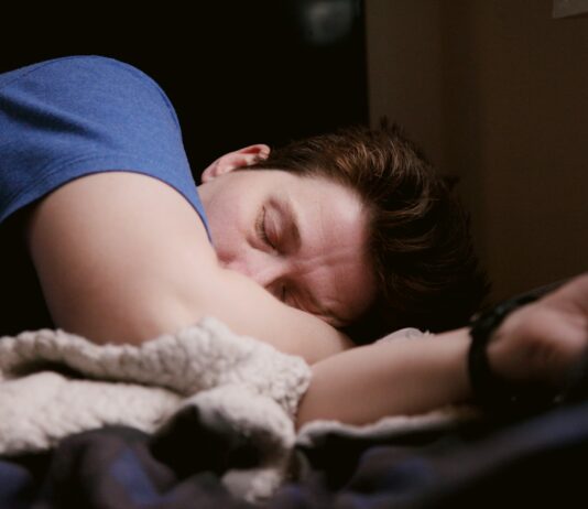 스트레스를 줄이고 건강을 지키는 생활 습관 woman in blue shirt lying on bed