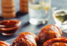 운동 후 단백질 섭취의 중요성과 적절한 양 a plate of food on a table with a glass of wine