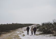 추운 날씨 속 혈액순환 개선 운동 three person walking on snow covered field