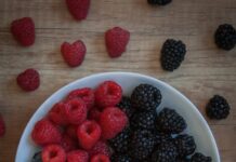 식이요법과 운동의 조합이 가져오는 놀라운 효과 strawberries on white ceramic bowl