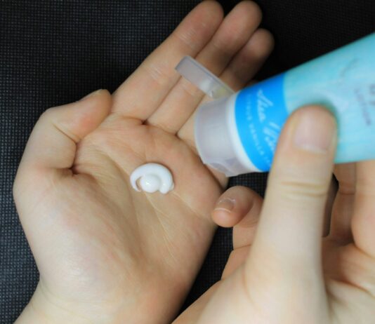 겨울철 건강한 삶을 위한 총체적 가이드 blue and white plastic bottle