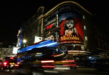 따뜻한 크리스마스 초대, 중구 1인가구에게 정동극장 뮤지컬 선물 a bus driving down a street next to a tall building
