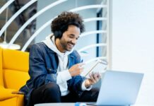 직장 생활의 스트레스를 극복하는 심리학 팁 a man sitting in front of a laptop computer