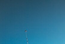 체중 감량을 위한 겨울철 야외 운동 가이드 man skiing on land