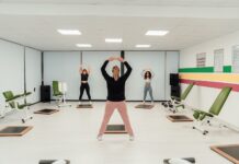 필라테스를 통한 겨울철 면역력 강화 a group of people doing exercises in a room