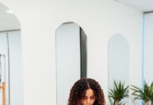 필라테스가 불러오는 체형 교정과 정신 건강 개선 효과 a woman sitting on a piyor in a gym