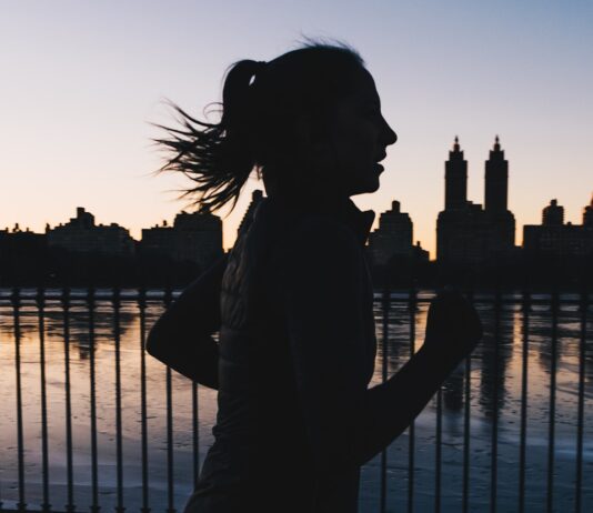 칼로리 소모가 높은 겨울철 추천 운동 silhouette photo of woman running