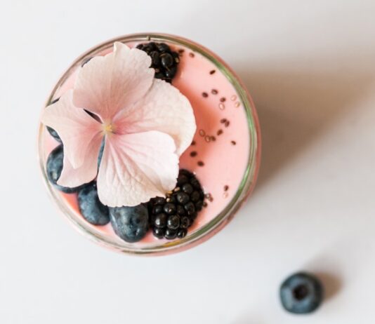 직장인을 위한 아침 다이어트 식단 팁 pink beverage on glass with blackberries and pink flower on top
