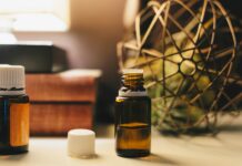 스트레스 완화를 돕는 아로마테라피의 효능 opened amber glass vial bottle