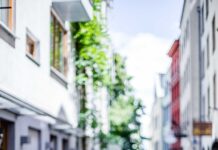 겨울철 간단한 운동으로 체중 관리하는 법 woman wearing gray top walking on sidewalk during daytime