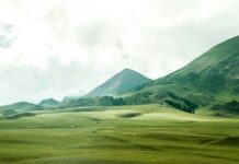 스트레스 해소를 위한 자연 속 힐링 여행지 추천 bird's eye view of grassland beside mountain