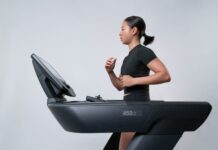 겨울철 건강을 지키는 실내 운동 방법 a woman is running on a treadmill