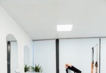 코어 근육 강화, 균형 있는 몸매 만들기 a woman is doing a pivot on a pivot machine