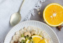 따뜻한 음식으로 즐기는 다이어트 식단 sliced fruit and kiwi on plate