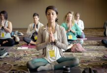 명상과 요가를 결합한 건강법 group of people doing yoga