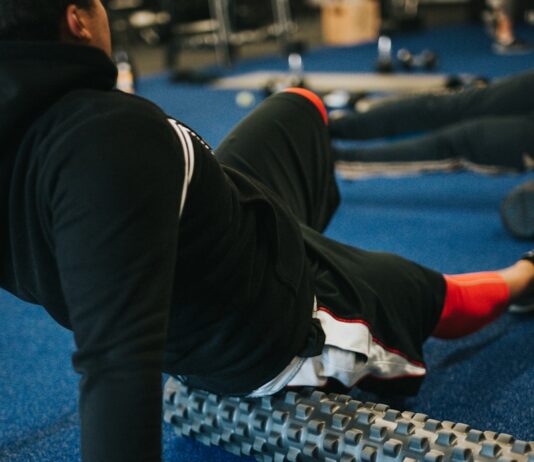 겨울철 운동, 올바른 워밍업이 중요한 이유 person in black pants and white shirt