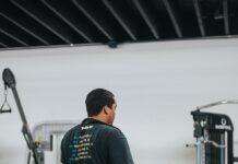 필라테스와 피트니스, 병행하면 좋은 운동법 man in black t-shirt and blue denim jeans holding black exercise ball