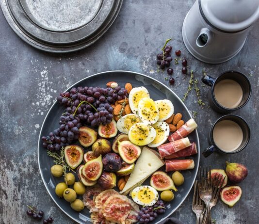 새해, 체중 관리의 중요성과 실천법 top view photography of fruits in plate