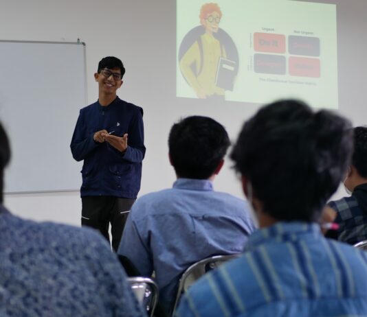직장에서의 성취를 위한 계획 세우기 a man standing in front of a group of people